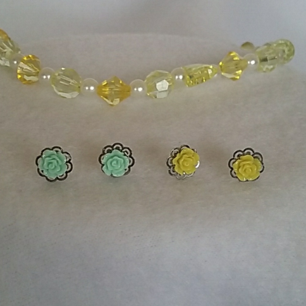 Girls 2 pair of floral green & yellow stud earrings